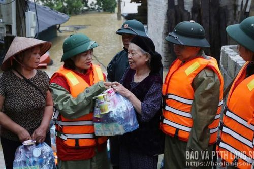 Tình người trong bão lũ