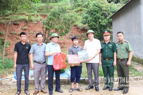 Thăm, trao quà hỗ trợ người dân bị ảnh hưởng bởi bão số 4