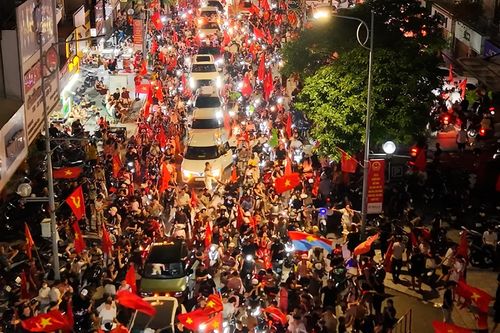 Người hâm mộ bóng đá Ninh Bình xuống đường ăn mừng chiến thắng của tuyển Việt Nam