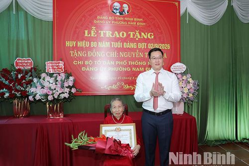 Đồng chí Phó Bí thư Thường trực Tỉnh ủy Trần Đăng Quỳnh trao tặng Huy hiệu 80 năm tuổi Đảng cho đảng viên phường Nam Định