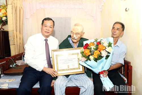 Đồng chí Phó Bí thư Tỉnh ủy, Chủ tịch HĐND tỉnh Lê Quốc Chỉnh trao tặng Huy hiệu 80 năm tuổi Đảng cho đảng viên xã Minh Thái