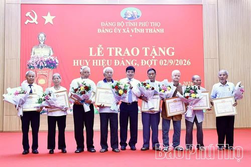 Xã Vĩnh Thành trao tặng và truy tặng Huy hiệu Đảng cho 112 đảng viên