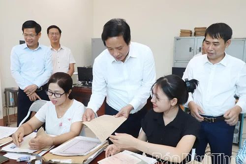 Phó Bí thư Tỉnh ủy Nguyễn Mạnh Sơn kiểm tra việc số hóa hồ sơ đảng viên tại Đảng bộ xã Hoàng Cương