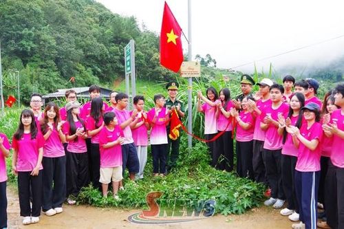 Sáng ánh điện, xanh núi đồi biên cương