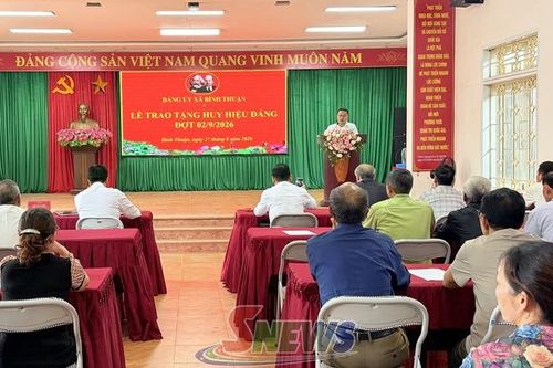 Đảng ủy xã Bình Thuận trao tặng huy hiệu Đảng cho các đảng viên