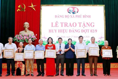 Các đơn vị, địa phương trao Huy hiệu Đảng đợt 2-9