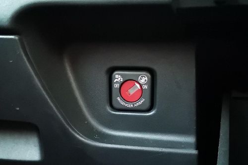 Vì sao ô tô có công tắc tắt túi khí ghế phụ?