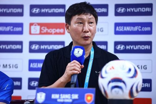 HLV Kim Sang Sik: 'Tôi vỡ òa cảm xúc, gục xuống sau khi hết trận'