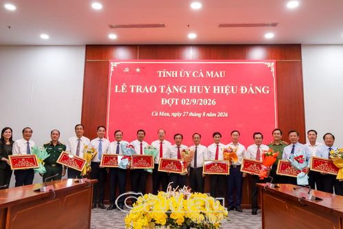 Vinh dự nhận Huy hiệu Đảng trong niềm tự hào ngày Quốc khánh