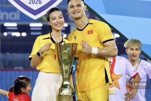 Chính thức công khai: Lê Giang Patrik hôn MC Hoàng Oanh mừng Việt Nam vô địch!