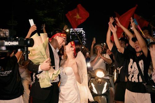 Cặp đôi có bộ ảnh cưới 'để đời' ở hầm chui Kim Liên giữa đêm Việt Nam vô địch, danh tính bất ngờ