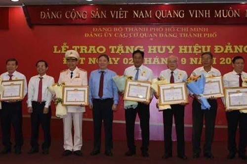 Thành ủy TPHCM trao Huy hiệu Đảng cho 150 đồng chí thuộc Đảng bộ các cơ quan Đảng Thành phố