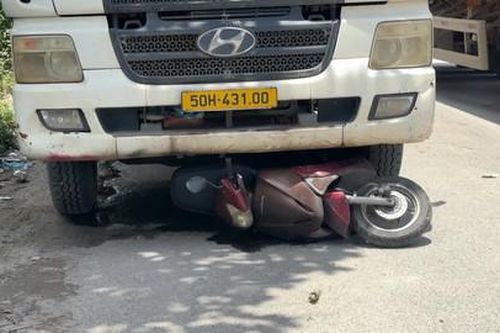 Hai ông cháu trên đường về nhà ăn cơm bị xe container tông thương vong