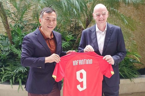 VFF tặng Chủ tịch FIFA áo đấu tuyển Việt Nam in số Đình Bắc