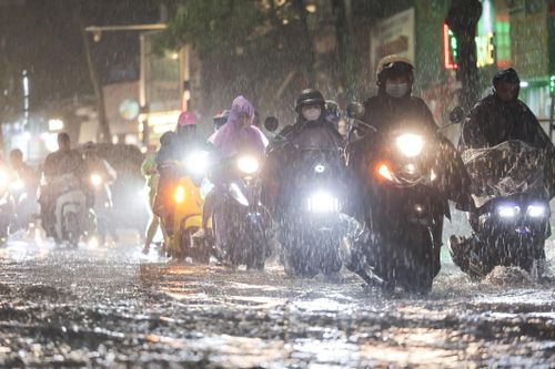 Đường phố Hà Nội ngập cục bộ rồi nhanh chóng thoát nước sau trận mưa lớn