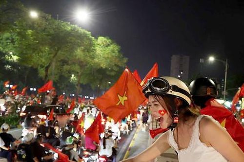 Biển người nhuộm đỏ phố phường mừng chiến thắng