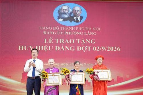 Phường Láng trao Huy hiệu Đảng tặng đảng viên tiêu biểu