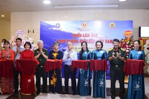 Khai mạc triển lãm ảnh 'Linh thiêng biển đảo Việt Nam'