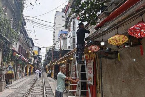 Phường Hoàn Kiếm xử lý vi phạm tại khu vực 'phố cà phê đường tàu'