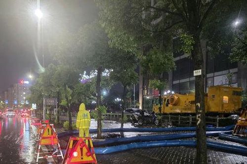 Hà Nội tăng cường vận hành hệ thống thoát nước trong mưa lớn