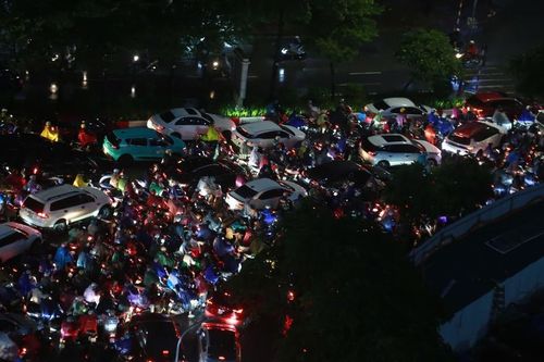 Ùn tắc kéo dài ở Hà Nội sau mưa dông đúng giờ tan tầm