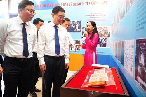 Khai mạc triển lãm chuyên đề 'Chủ tịch Hồ Chí Minh với những mốc lịch sử năm 1946'