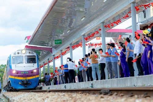 Đoàn tàu du lịch nối hai miền di sản thế giới
