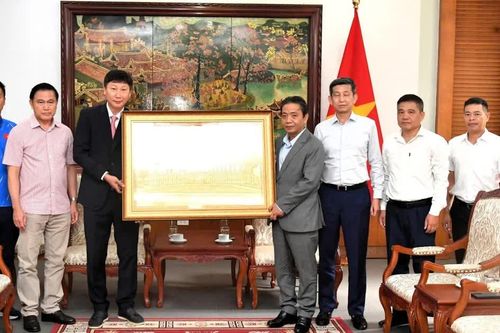 Thủ tướng Chính phủ Lê Minh Hưng tặng quà đội tuyển Việt Nam