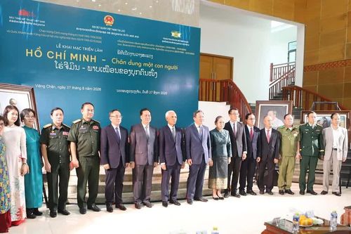 Triển lãm 'Hồ Chí Minh-Chân dung một con người' tại Lào