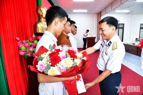 Lữ đoàn 171 gặp mặt, động viên học sinh thi đỗ vào các trường Hải quân