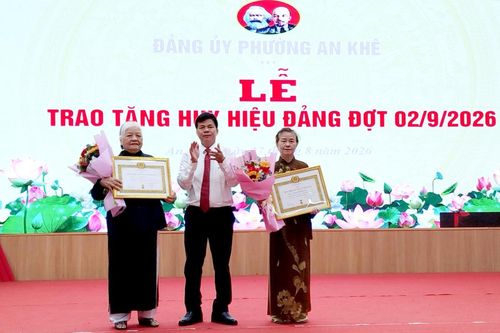 Trao Huy hiệu Đảng đợt 2-9 cho đảng viên