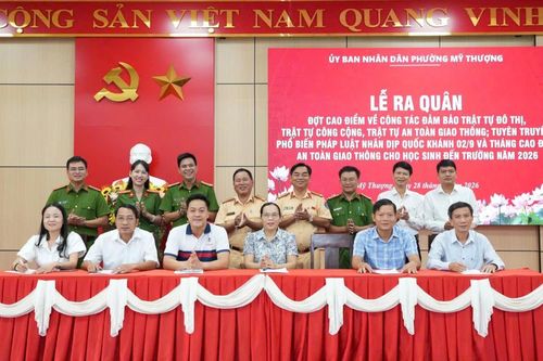 Công an Huế ra quân chấn chỉnh lấn chiếm lòng đường, vỉa hè