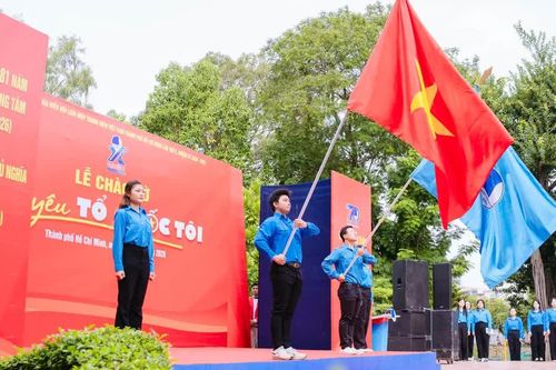 Hơn 300 bạn trẻ tham dự lễ chào cờ 'Tôi yêu Tổ quốc tôi'