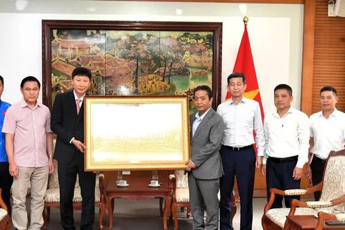 Thủ tướng Lê Minh Hưng tặng quà đội tuyển bóng đá nam quốc gia Việt Nam
