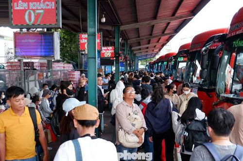 Dòng người đổ về Bến xe Miền Tây