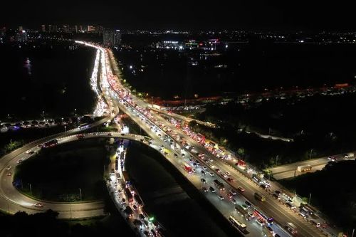 Đêm 28/8, dòng xe rời Hà Nội vẫn nối dài ở cửa ngõ phía Nam