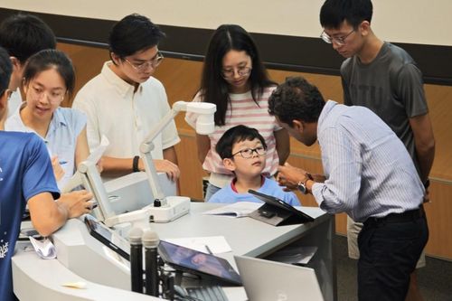 7 tuổi đã học cùng sinh viên đại học, 8 tuổi đạt điểm A trong kỳ thi trung học