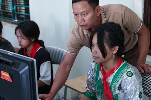 Đổi cách tiếp cận chính sách hỗ trợ học tập cho dân tộc rất ít người