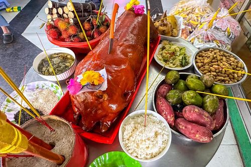 Mâm cúng cô hồn của người Hoa ở Chợ Lớn