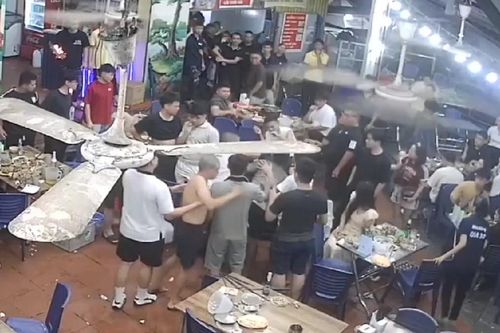 Nhóm thanh niên trêu ghẹo cô gái, đánh bạn trai trong quán ăn
