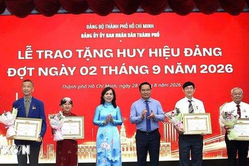 Hơn 24.000 đảng viên Thành phố Hồ Chí Minh nhận Huy hiệu Đảng dịp 2/9