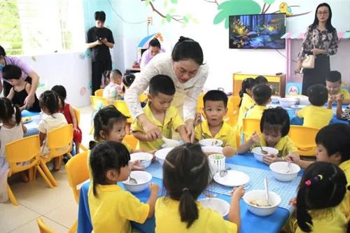 Bữa ăn học đường năm học mới: An toàn từ tâm, sạch từ gốc
