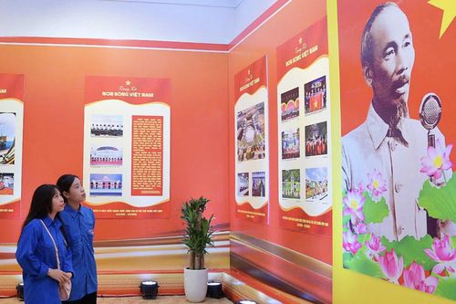 Trưng bày 130 ảnh tư liệu tại triển lãm 'Rạng rỡ non sông Việt Nam'