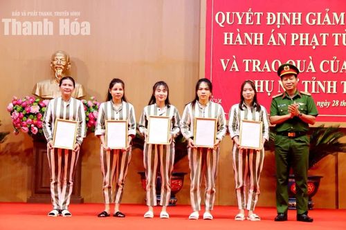 Hội LHPN tỉnh tặng quà nữ phạm nhân Trại giam Thanh Phong
