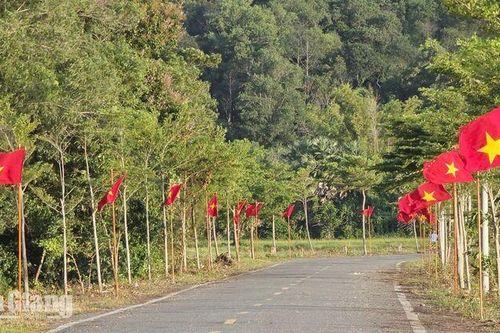 Hà Tiên có đường cờ Tổ quốc dài 2km, 200 trụ cờ
