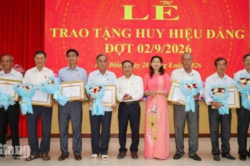 Hòa Điền trao 10 Huy hiệu Đảng cho 9 đảng viên