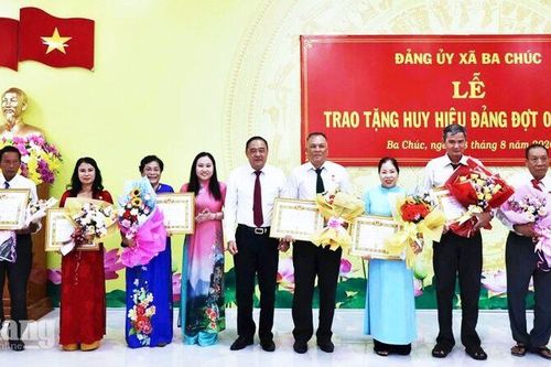 Đảng ủy xã Ba Chúc trao Huy hiệu Đảng cho 40 đảng viên