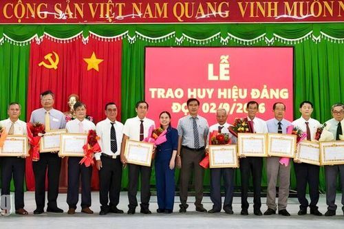 Chi Lăng trao Huy hiệu Đảng cho 53 đảng viên