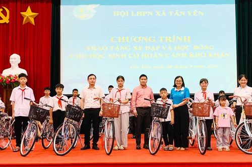 Bắc Ninh: Nhiều phần quà ý nghĩa dành tặng học sinh có hoàn cảnh khó khăn