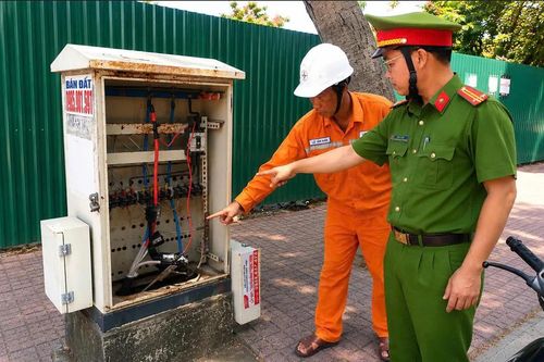 Công ty Cổ phần Điện lực Khánh Hòa phối hợp với Công an phường Nam Nha Trang bảo vệ an toàn công trình điện